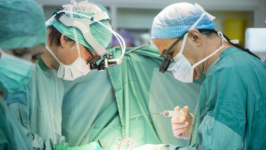 kardiochirurdzy-z-uck-przeprowadzili-pionierska,-pierwsza-w-polsce-operacje-serca-bez-rozcinania-mostka