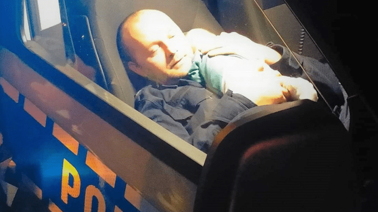 policjant-uratowal-3-miesieczne-niemowle.-zdjecie-z-uratowanym-chlopcem-wzrusza