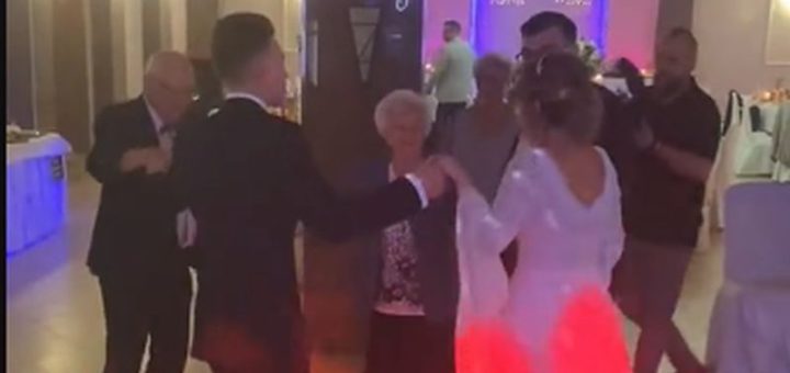 101-letnia-kobieta-bawi-sie-na-weselu-swojej-prawnuczki